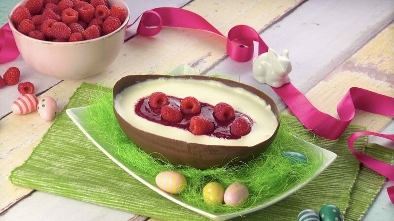 Cremig-fruchtige Leckerei für Ostern: Gefülltes Osterei im Schokomantel zum selbstmachen
