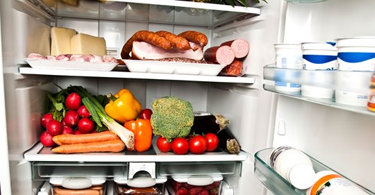 Der Kühlschrank stinkt? 5 Hausmittel gegen unangenehme Gerüche