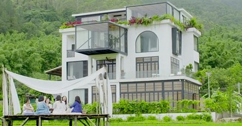Diese 7 Freundinnen beschlossen, eine riesige Villa zu kaufen, in der sie zusammen alt werden können