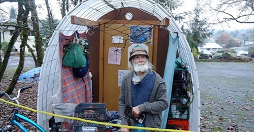 Eine Wohltätigkeitsorganisation baut bewohnbare Hütten, um Obdachlosen einen sicheren Platz zum Schlafen zu geben