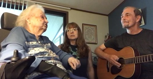 93 jährige Frau spielt ein gefühlvolles Gospel Lied auf der Gitarre