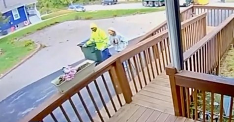 Ein Müllmann wird von der Kamera festgehalten, während er mehr als nur seine Arbeit tut, um einer älteren Frau zu helfen