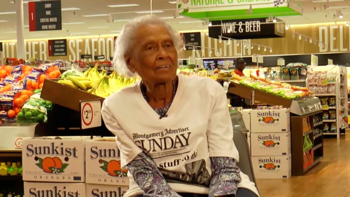 101-jährige Supermarkt-Mitarbeiterin wird für Dienste für ihre Gemeinde ausgezeichnet