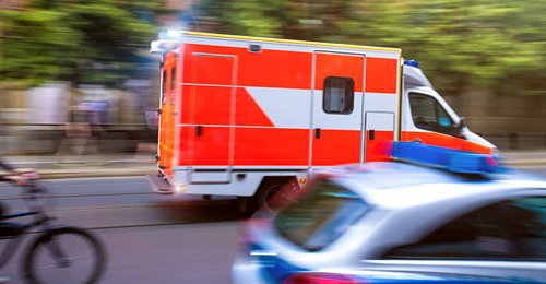 Berlin: Krankenwagen kämpft um Leben von Seniorin, Fahrradfahrer attackiert ihn – und versperrt den Weg
