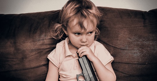 Kind findet geladene Waffe in Tasche seiner Mutter – erschießt versehentlich Mama von fünf Kindern