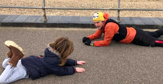 Autistisches Kind hat einen Anfall und wirft sich auf den Boden: Ein Fremder beschließt, sich zu ihm zu legen und schafft es, es zu beruhigen