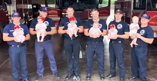 Sieben Feuerwehr Väter aus Oklahoma machen ein Fotoshooting mit ihren sieben Babys