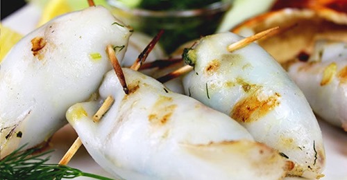 Rezept: Gegrillte Tintenfischtuben mit Fenchel Kräuterfüllung