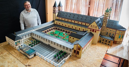 72 Jähriger baut Würzburger Dom aus 2,5 Millionen Lego Steinen