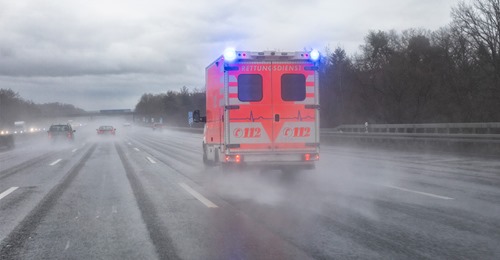 Unfall auf Autobahn: 16 Autos stoßen zusammen, mehrere Schwerverletzte – Unfallstelle 100 Meter lang