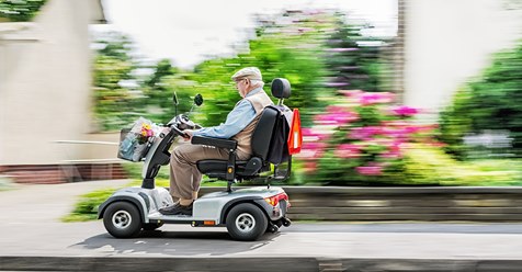 Rentner (83) ist mit seinem Elektro-Roller unterwegs und biegt falsch ab – fährt mit 6 km/h auf Autobahn