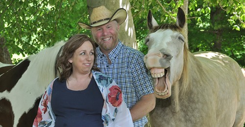 Lachendes Pferd stiehlt Paar bei Fotoshooting die Show