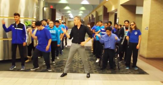Ein High School Lehrer feuert seine Schüler mit einer Tanzeinlage zu 'Uptown Funk' mit der ganzen Schule an