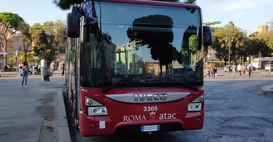 Fahrer findet im Bus eine herrenlose Tasche mit 18.000 Euro: Belohnung nur 50 Euro