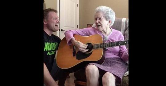 Ein Sohn singt ein Duett mit der 90-jährigen Mutter, die an Alzheimer erkrankt ist und Millionen verlieben sich in ihre Harmonien