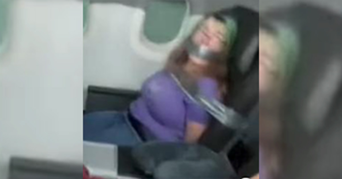 Frau mit Klebeband an ihren Sitz gefesselt, nachdem sie versucht hatte, die Flugzeugtür während des Fluges zu öffnen