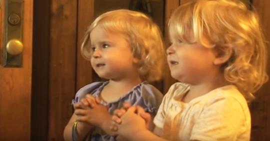 Vater bringt seinen Zwillingstöchtern das Beten bei – ihre Version vom  Vaterunser  ist köstlich