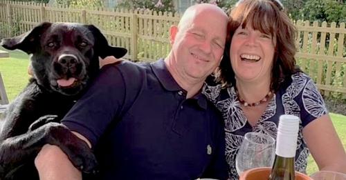 Labrador drängt sich ins Foto seiner menschlichen Eltern und erntet das Gelächter des ganzen Pubs
