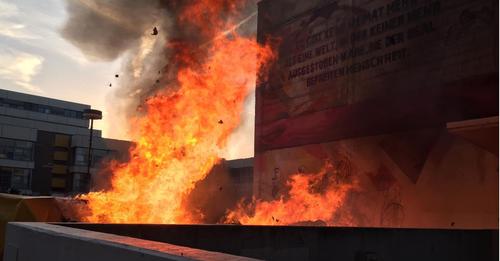 Zehn Meter hohe Flammen: 20 Tonnen Bücher an Frankfurter Universität verbrannt