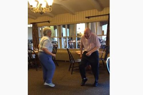 Ein älteres Ehepaar hört ihr Lieblingslied und verwandelt ein Restaurant in eine Tanzfläche