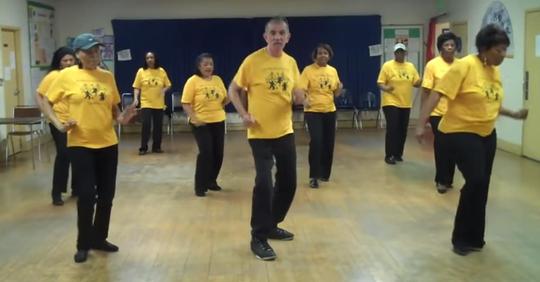 70 jähriger Mann stiehlt mit seinen Moves im Tanzunterricht allen die Show