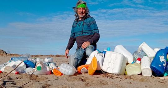 Er ging monatelang am Strand seiner Heimat entlang und sammelte allein über 425 kg Abfall auf