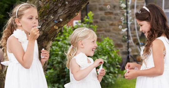 Mann lädt seine jüngste Tochter nicht zur Hochzeit ein, weil seine Verlobte sie nicht mag