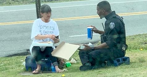 Polizist kauft Pizza und teilt sie mit einer obdachlosen Frau: Das Foto geht viral