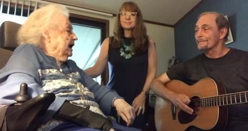 93 jährige Großmutter spielt mit ihrer Familie ein wunderschönes Gospel Lied auf der Gitarre