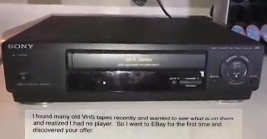 Kranker Mann verkauft Objekt bei eBay, um zu überleben und erhält Brief eines 86 Jährigen, der seinen Videorekorder kaufte