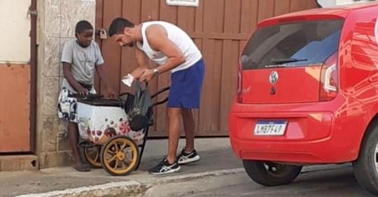 Kind verkauft Spielzeug, um seiner armen Familie zu helfen: Sein Handwagen bricht, und ein Fremder kauft das ganze Spielzeug