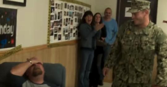 Ein Soldat kehrt früher von seinem Einsatz zurück, um seinen Vater auf dessen Feier zu seinem 50. Geburtstag zu überraschen