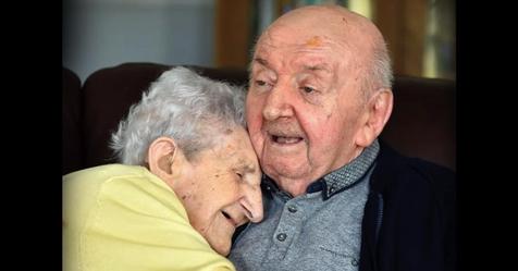 98 jährige Mutter zieht in das Pflegeheim, um sich um ihren 80 jährigen Sohn zu kümmern