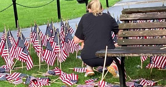 Amerikanische Flaggen zum Gedenken an die Opfer des 11. Septembers in Boston zerbrochen und herausgerissen