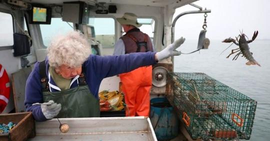 Die 101-jährige Großmutter arbeitet weiterhin an Bord eines Fischerbootes und hat nicht vor, aufzugeben