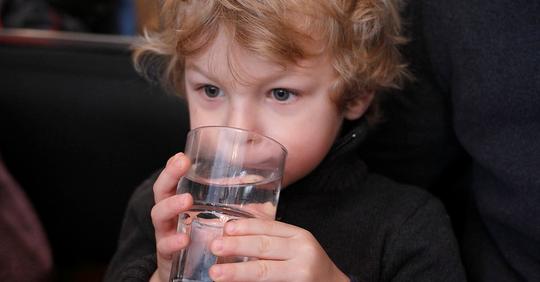 Kann man destilliertes Wasser trinken oder ist das giftig?