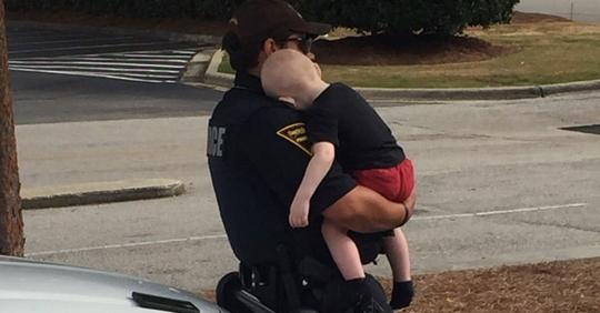 Nach Überdosis der Eltern im Auto: Polizist tröstet einjährigen Jungen kurz danach