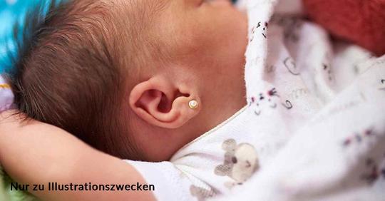 Vater entfernt wütend Ohrringe von den Ohren seines Babys, nachdem seine Frau sie heimlich piercen ließ
