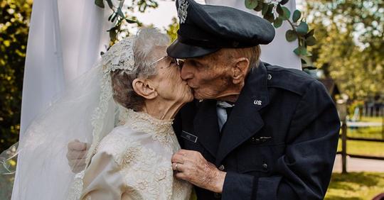 Altes Paar feiert mit Hilfe der Krankenpfleger des Pflegeheims, in dem es lebt, 77 Jahre Ehe