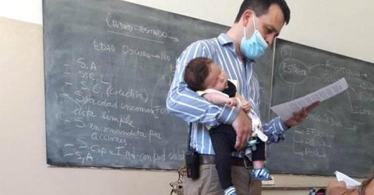 Studentin hat keinen Babysitter gefunden, also bietet ihr Professor an, während des Seminars ihre kleine Tochter zu halten