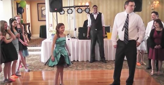 Ein schüchterner Vater, der sich scheut, mit seiner Tochter zu tanzen, begeistert die Menge, als er tolle Moves hinlegt