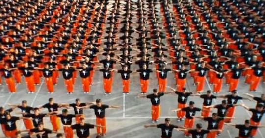 Ein Meer von Gefängnisinsassen steht im Hof und führt überraschend einen Michael-Jackson-Flashmob auf
