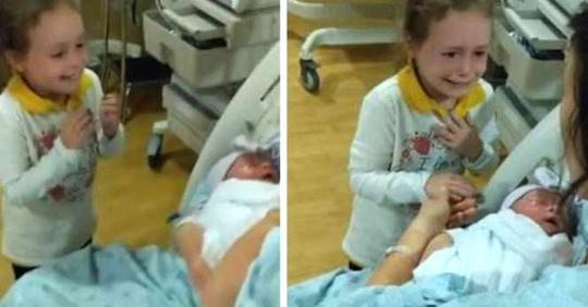 Kleines Mädchen wird emotional, als sie ihre neugeborene Schwester zum ersten Mal sieht 