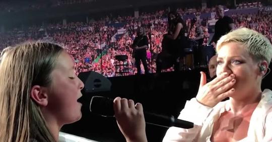 Pink unterbricht ihre Show und überreicht 12 jähriger das Mikrofon – diese erstaunt alle mit ihrer Stimme