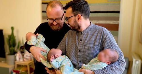Schwules Paar adoptiert Drillinge: Sie haben sich ihren Traum erfüllt, endlich Eltern zu werden