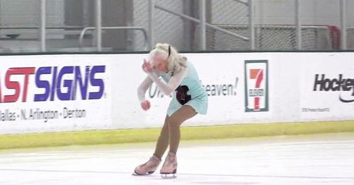 Menge applaudiert Eiskunstläuferin, die mit 90 Jahren immer noch gute Moves hat