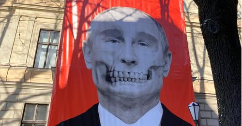 Riesiges Plakat zeigt Putin als Totenkopf – direkt gegenüber der russischen Botschaft
