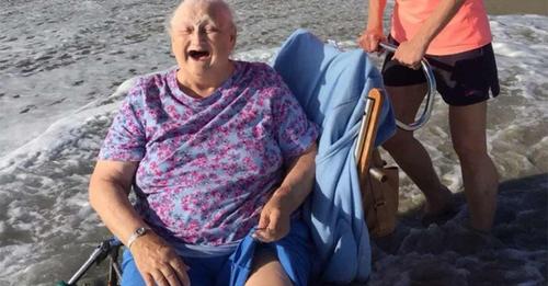 Frau möchte vor Tod ein letztes Mal das Meer sehen, Enkelin erfüllt ihr Wunsch – Bild rührt Tausende zu Tränen