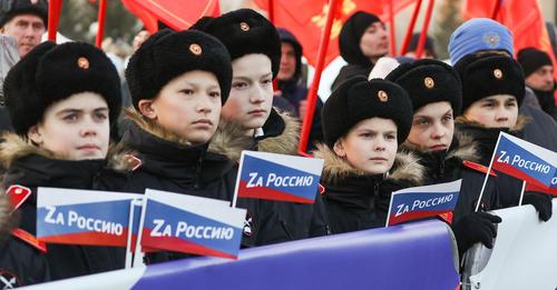 Putins Propaganda Maschinerie: Der Kreml bringt die Kinder auf Linie