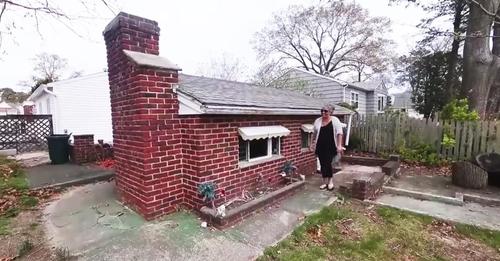 Paar entdeckt verlassenes Backsteinhaus auf ihrem Grundstück und bemerkt, dass es kindergroß ist